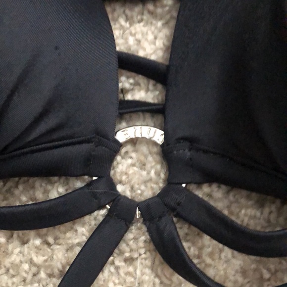 Bikini - Picture 2 of 3